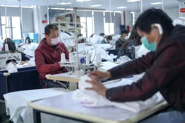 防護(hù)服緊缺？這家僅用了5天時(shí)間轉(zhuǎn)產(chǎn)防護(hù)服，日產(chǎn)量已達(dá)9000件