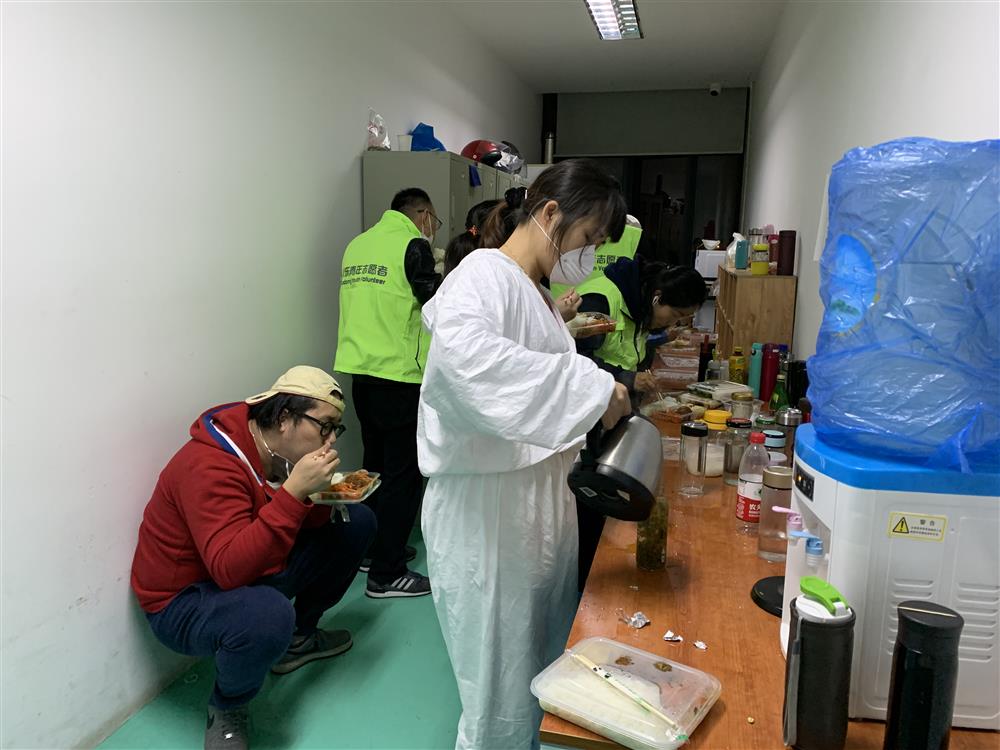綠馬甲“浦東青年志愿者”，的一次晚班志愿服務(wù)