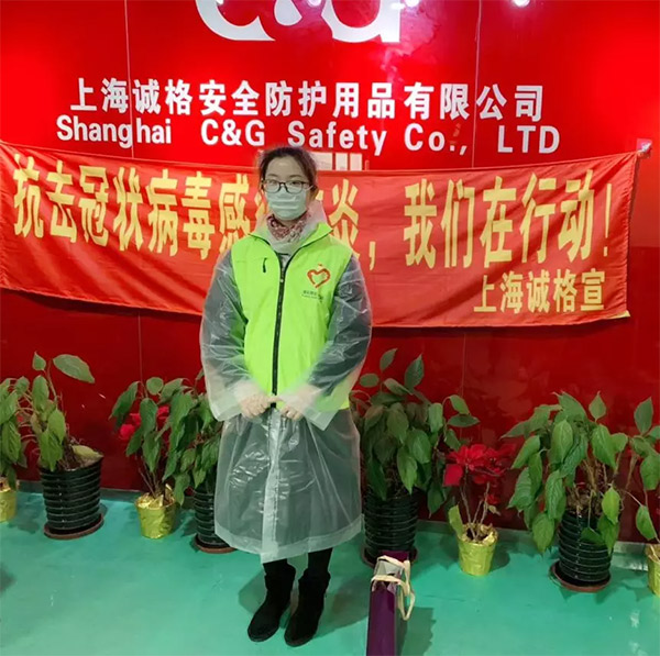 攜手戰(zhàn)“疫”，逆風而上，上海志愿者助力抗疫防護服生產(chǎn)