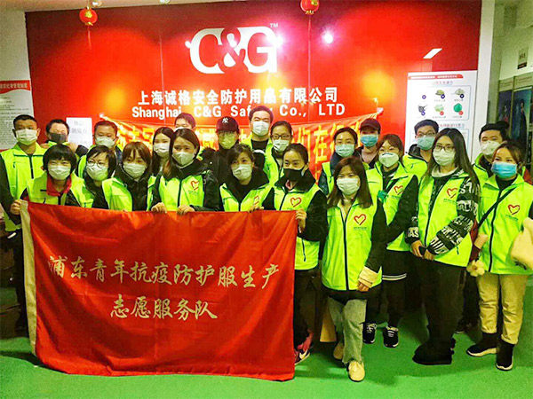 攜手戰(zhàn)“疫”，逆風而上，上海志愿者助力抗疫防護服生產(chǎn)