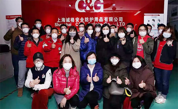 攜手戰(zhàn)“疫”，逆風而上，上海志愿者助力抗疫防護服生產(chǎn)
