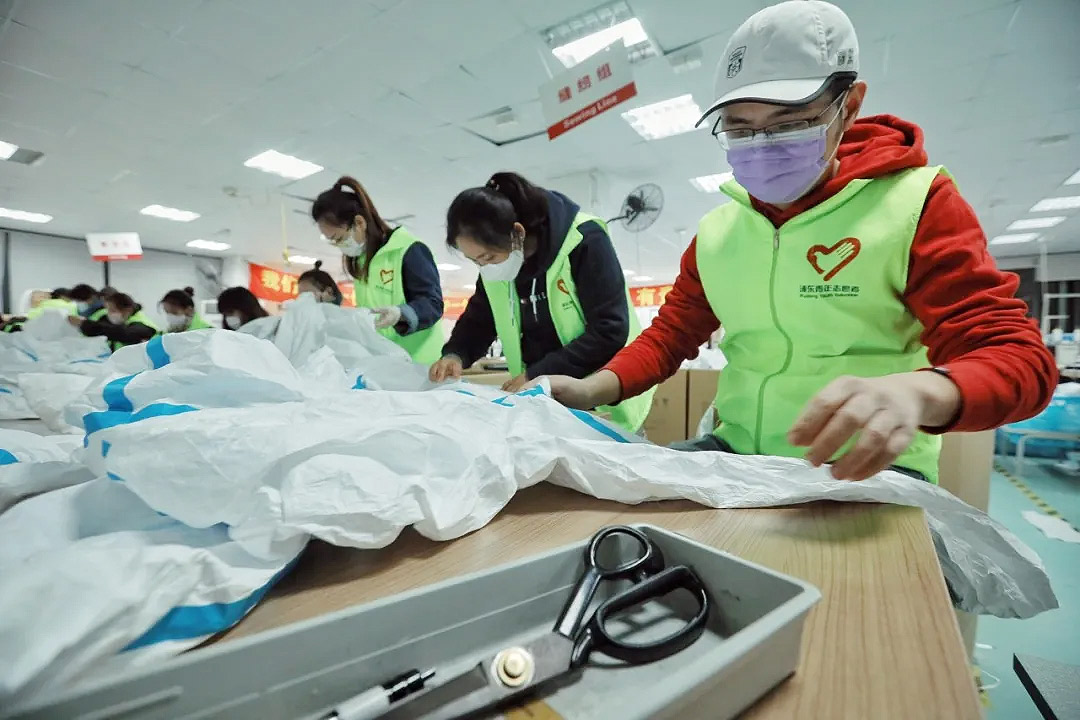 這些“守護(hù)者”們?cè)谏虾Ｕ\(chéng)格干了件大事！——20天，750人次，經(jīng)手近4萬(wàn)件防護(hù)服！